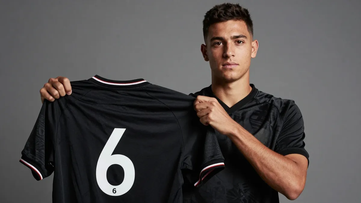 Rosenborg BK har sikret seg midtbanespilleren Mathias Kjølø fra nederlandske Twente for rundt 10 millioner kroner, og han...